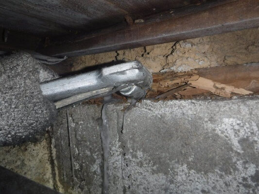 風呂場のタイルの割れ目から水が漏れてシロアリ被害にあったみたいです