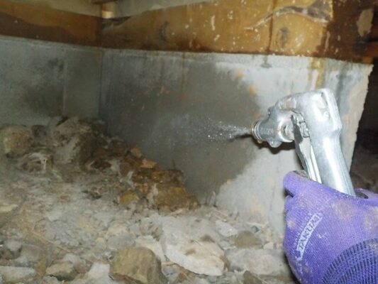 きれいにドリルで穴を開けて薬剤を数カ所注入してくれました