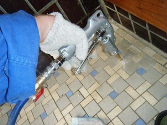 一刻も早く対策したかったのでその場で駆除の依頼をしました