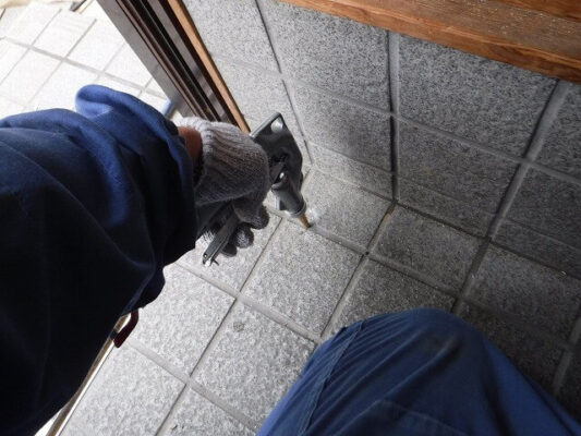 外壁~隅々まで白アリ駆除の薬剤を散布していただきました