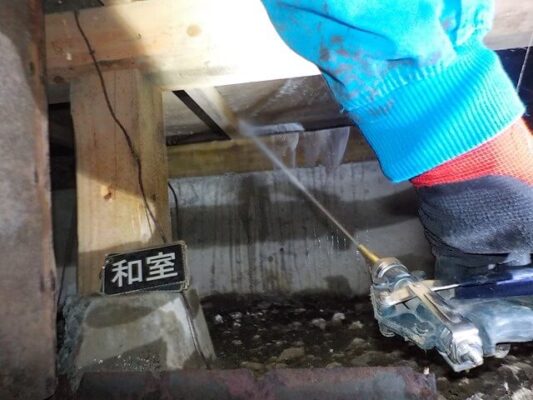 床下全体に薬剤を散布して庭や玄関にも丁寧に薬を注入してくれました