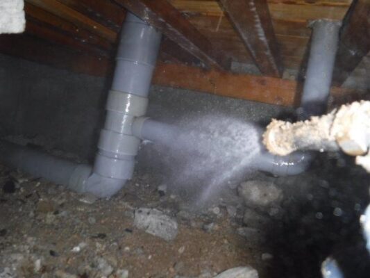 洗面所とトイレの間の踏み板にシロアリを見つけてしまい急いでました