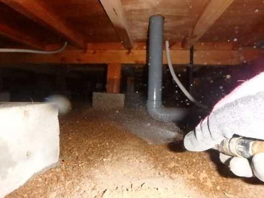 床下に古い木材が残っており、そこがシロアリにやられていました。