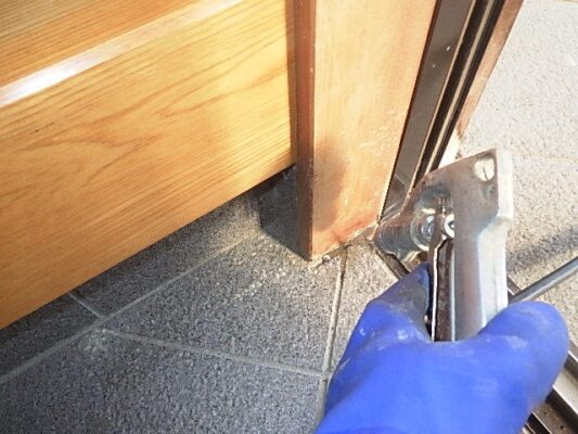 玄関ドアの木枠に指で押すと柔らかい部分があることに気づきました