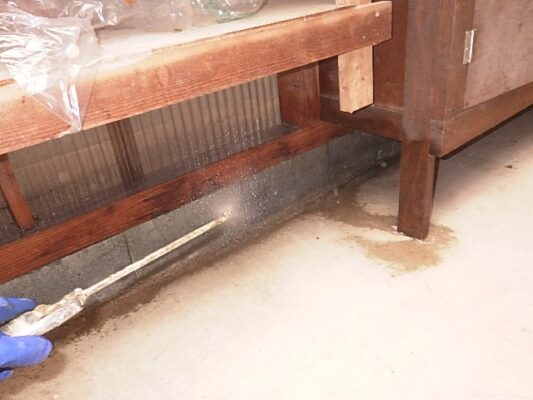 庭の木材だけでなく家の床下の一部にもシロアリが侵入していました