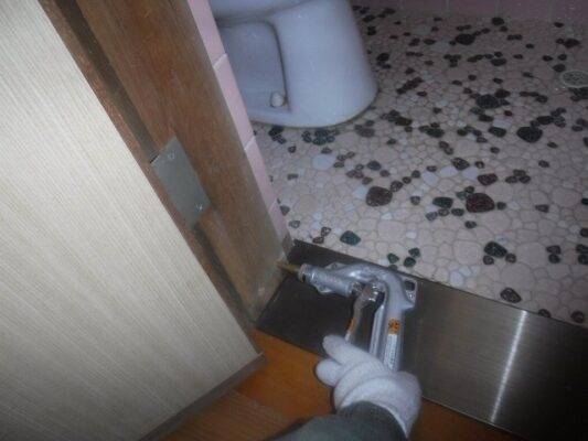 枕木の中まで食害されていて庭に置いていた木材も喰われていました