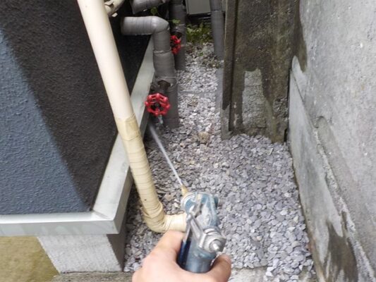 風通しが悪いため、シロアリにとって絶好の環境だったようです。