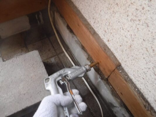 湿気の多い場所にシロアリが発生し風呂場の木枠まで被害が広がっていました