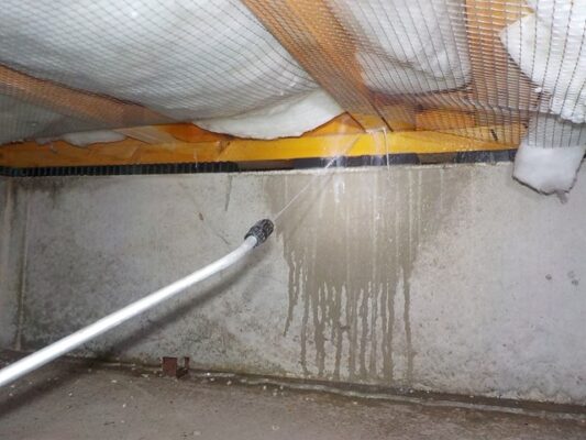 シロアリが床下の木材を食べ進めており強度が落ちていた