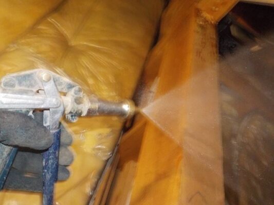 近くの薪置き場にシロアリが侵入していることが発覚…