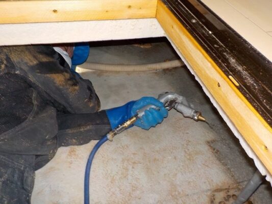 湿気だけでなくシロアリの可能性も疑った方がいいですね