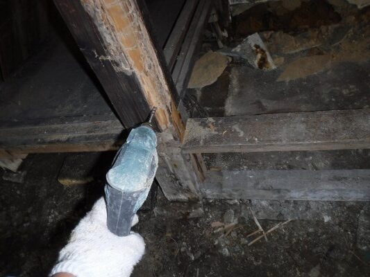 軽く押すと沈む感じがして床の一部がブヨブヨしていました