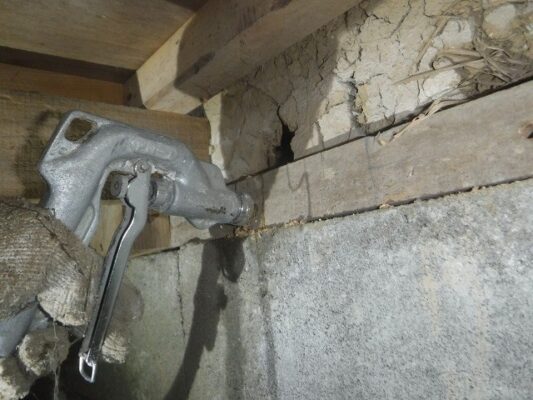 調べてもらうとやっぱりシロアリの通り道で床下まで入られていました