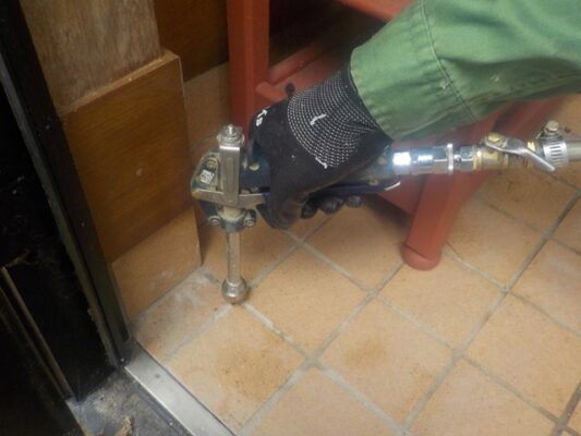 トイレのドアが閉まりにくくなって…原因はシロアリの侵食でした