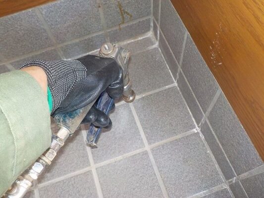 薬剤処理と同時に換気の改善もしてもらいました