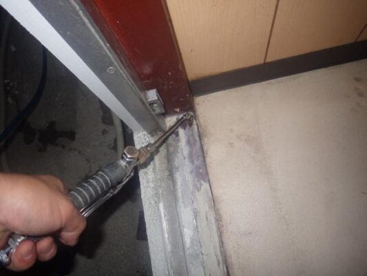 ベランダ下の木材部分がシロアリに食われていました