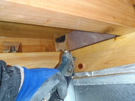 床下に軽度のシロアリ被害が見つかりました