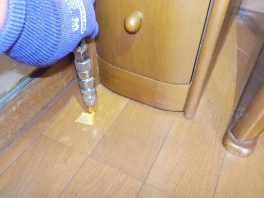 シロアリの巣ができていて、木材の一部が空洞になっていました