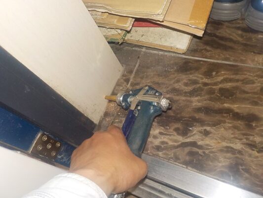 調べてもらったところシロアリの糞だったことがわかりました