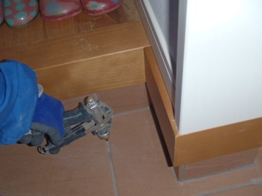 ドア下の土台がシロアリの被害を受けていました