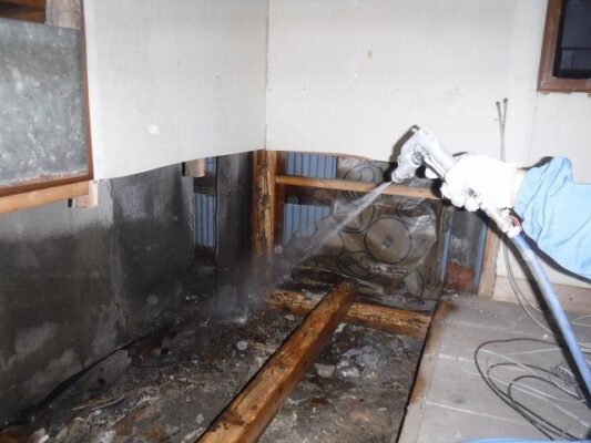 少し押しただけでボロボロ崩れる状態でした