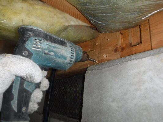 支柱の木材がシロアリに食われてスカスカになっていました