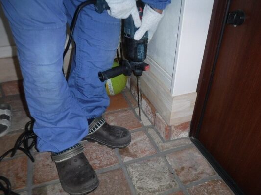 壁の内側の木材がシロアリに食べられていました