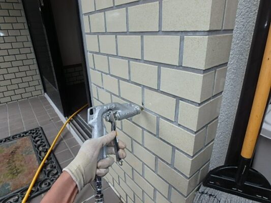 見た目はきれいでも、床下に古い被害が残っていると聞き驚きました。