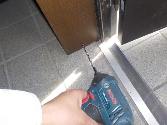 木部の強度が落ちており、その場で補修と駆除をしてもらいました。