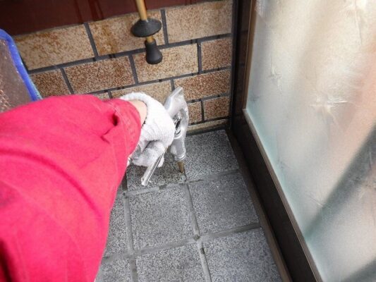 配管付近の結露が原因でシロアリが再発しかけていたことが判明しました