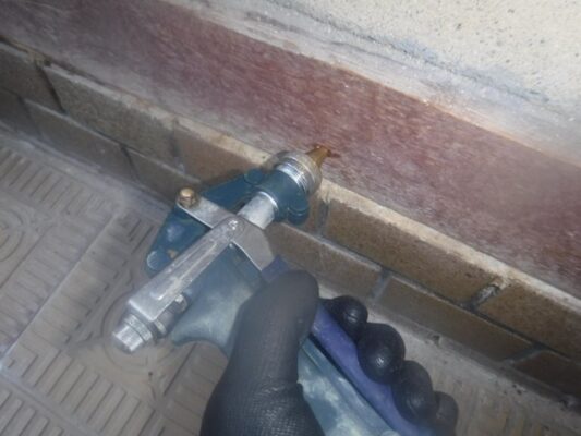 梁に食害があり、羽アリの抜け殻と糞が落ちている状態でした。